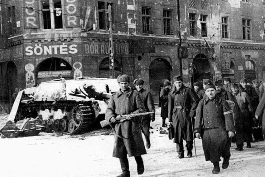 Будапешт по улице ведут пленных. Февраль 1945 год.
