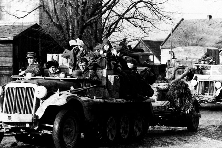 В Бреслау. Впереди тягач Sd.Kfz 10 буксирует 75-мм противотанковую...