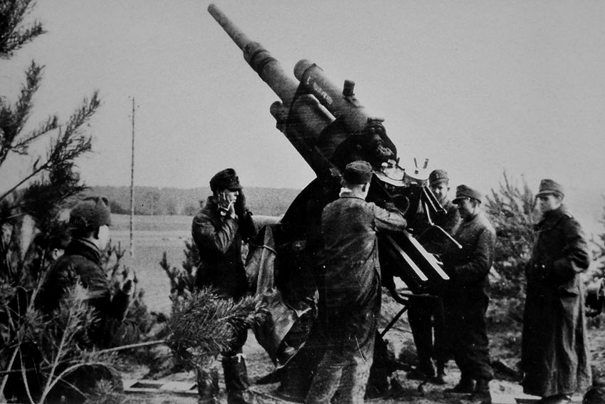 Немецкие солдаты с 88-мм зенитным орудием FlaK 36 37 на позиции...