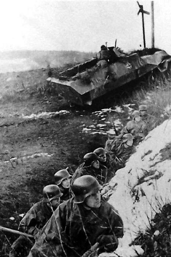 Немецкие солдаты с SdKfz 251 1, март 1945 год.