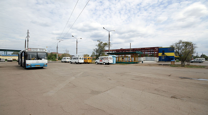 Конечная остановка автобусов у бывшей проходной "Капрона"...