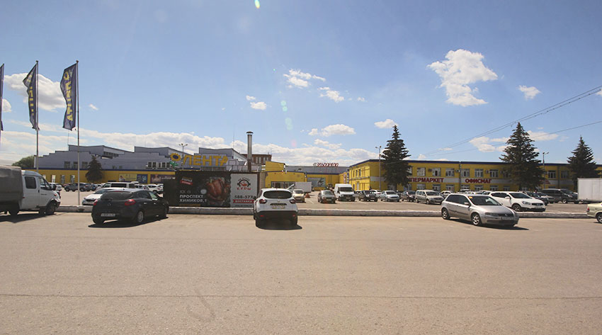 Когда то ацетатный цех в настоящее время торговый комлекс.