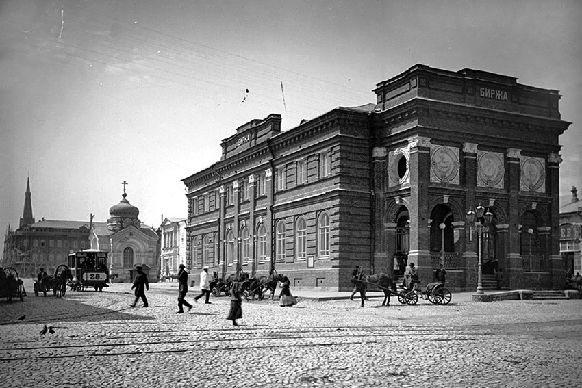 В 1918 году здание отдано под солдатский, а позже красноармейский...