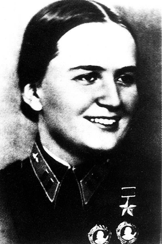 Комплектованием авиачасти занималась известная <b>летчица...
