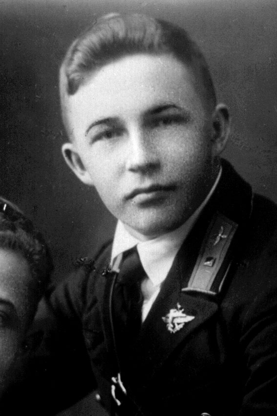 После окончания Энгельсского авиационном училище, в 1939-1940...
