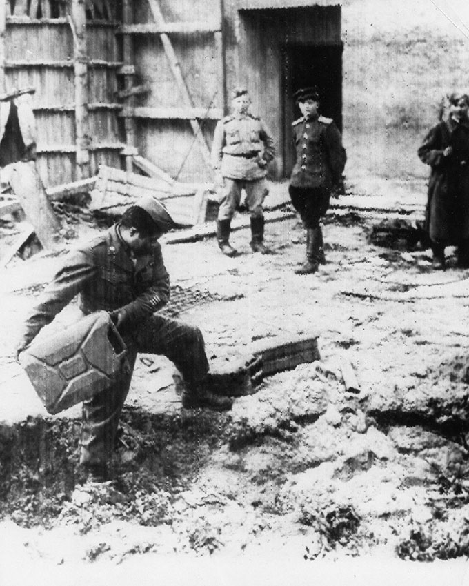 Германия капитулировала, у входа в бункер фюрера, май 1945...