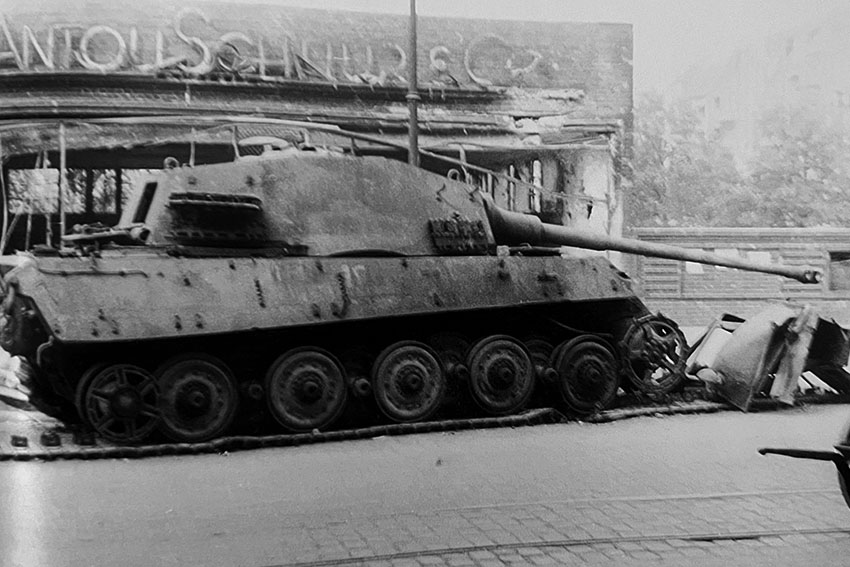 Немецкий танк Pz.Kpfw. VI Ausf. B «Тигр II», подорвавшийся на мине...