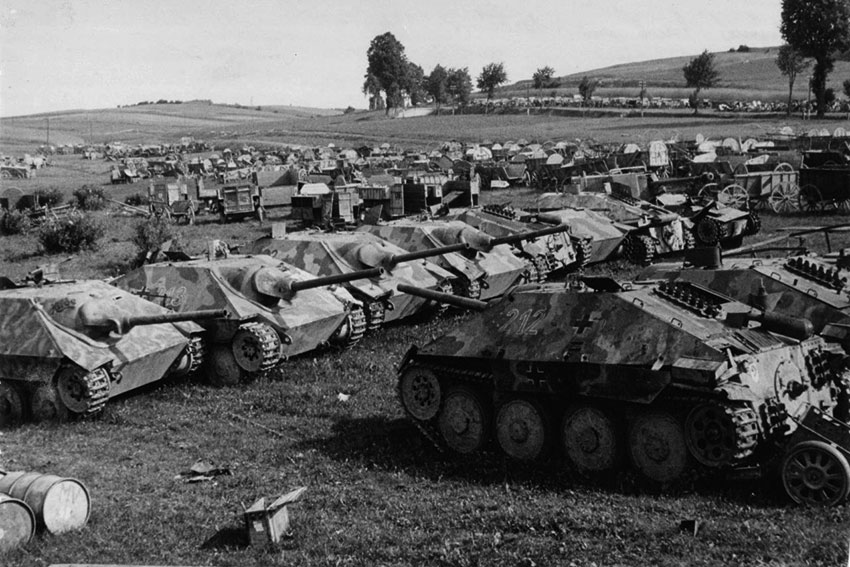 В кадре видна САУ Marder III и, на дальнем плане, большое количество...