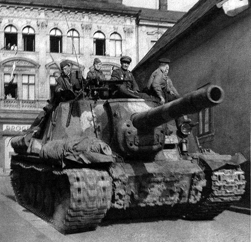 Советская ИСУ-152 на улице Праги. Май 1945 года.