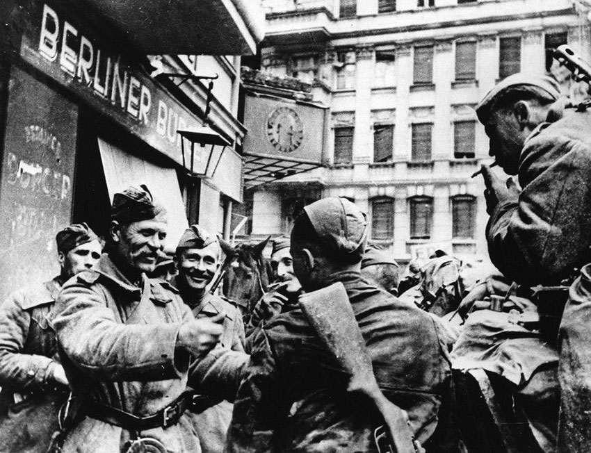 Советские солдаты на улицах Берлина, май 1945 года.