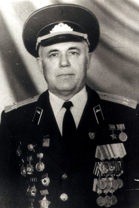 После войны, в 1951 году окончил Саратовский автодорожный...