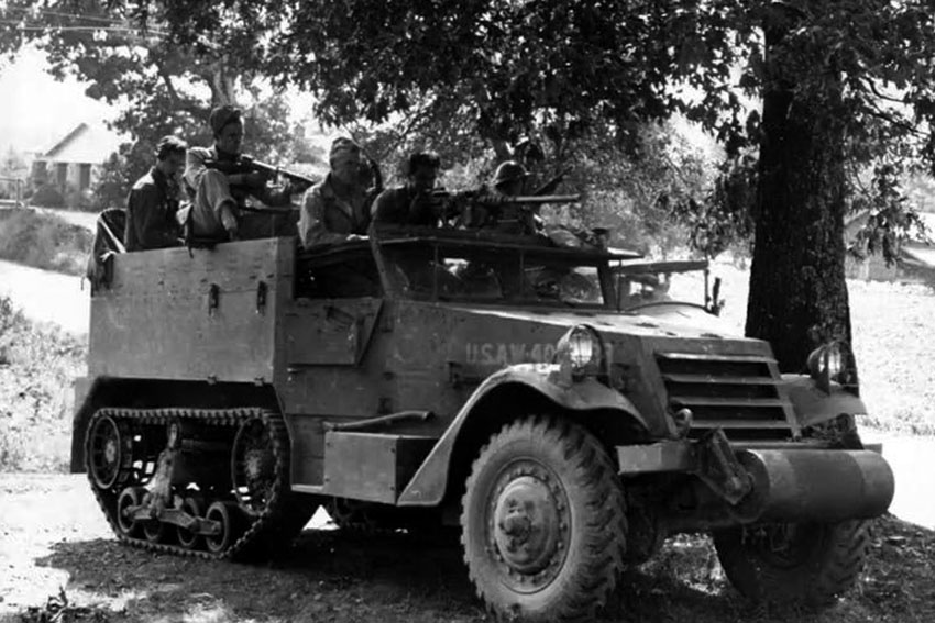 В марте 1945 года взвод бронетранспортеров разведывательной...