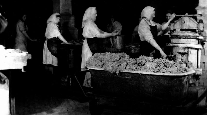 Энгельсский мясокомбинат также работал на победу. Он обеспечивал... Энгельсский мясокомбинат также работал на победу. Он обеспечивал...