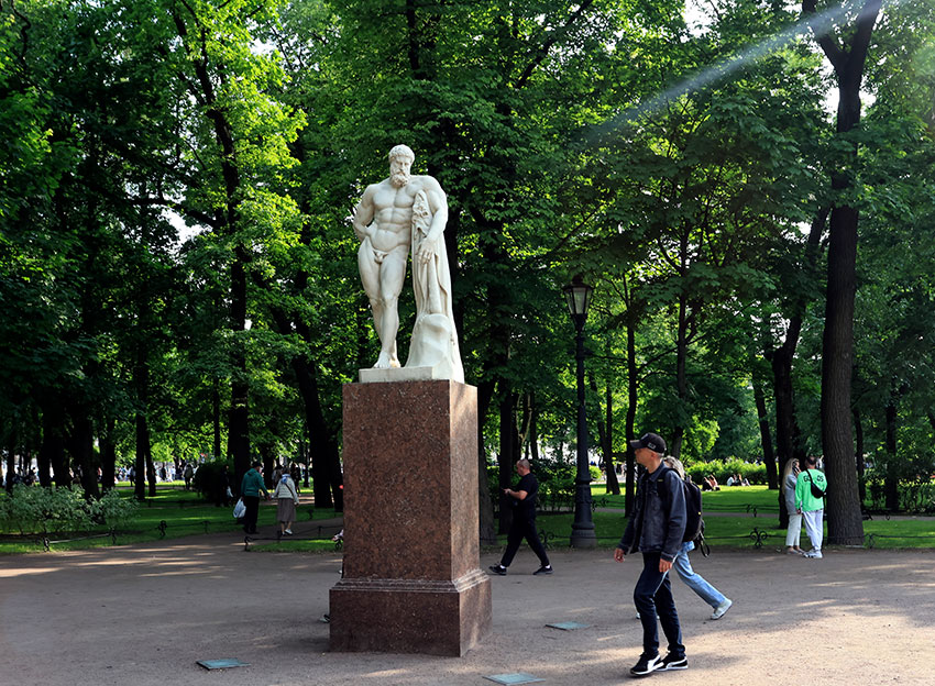 Скульптура «Геракл Фарнезский» — это выдающийся шедевр...