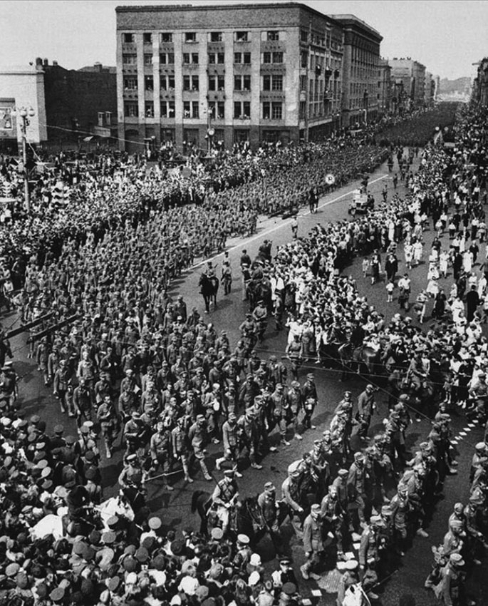 Колонны немецких военнопленных, возглавляемые 21 пленным...