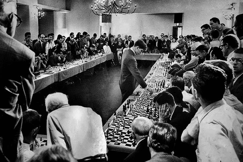 Бобби Фишер на сеансе одновременной игры с 50 соперниками,...