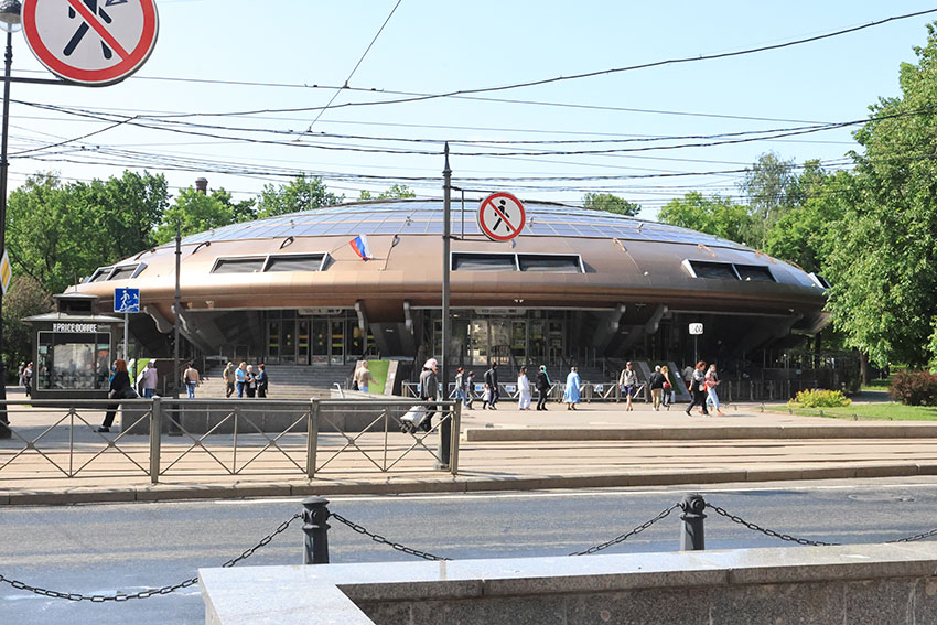 В 2008 году «Горьковскую» закрыли для реконструкции. Здание... В 2008 году «Горьковскую» закрыли для реконструкции. Здание...