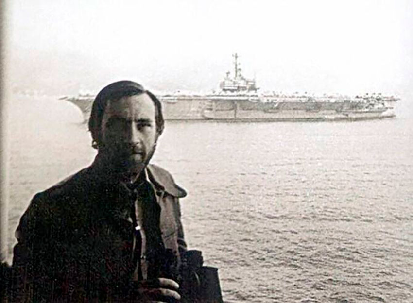 Владимир Высоцкий на фоне американского авианосца, во время...