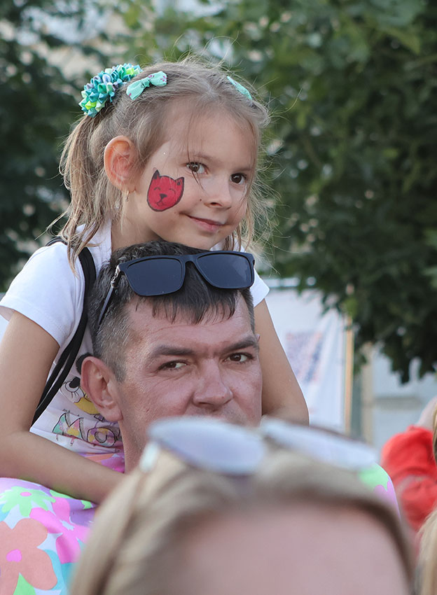 На шее сижу далеко гляжу