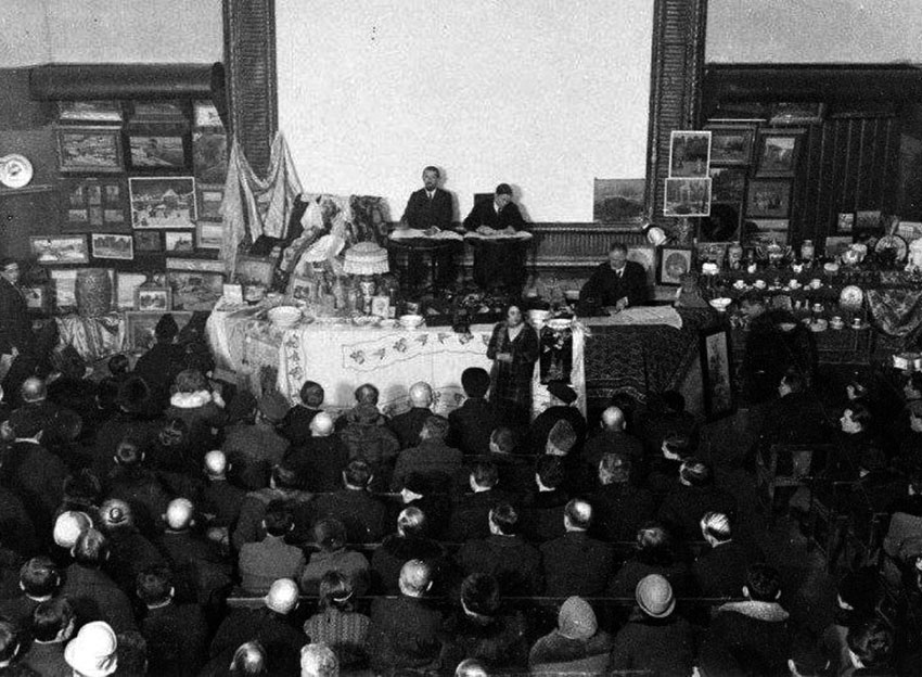 Аукцион, на котором продают бывшее царское имущество, 1920-е...