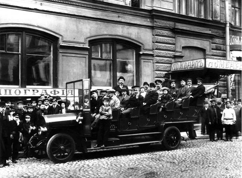 Многоместный автобус в Петербурге 1911 год.