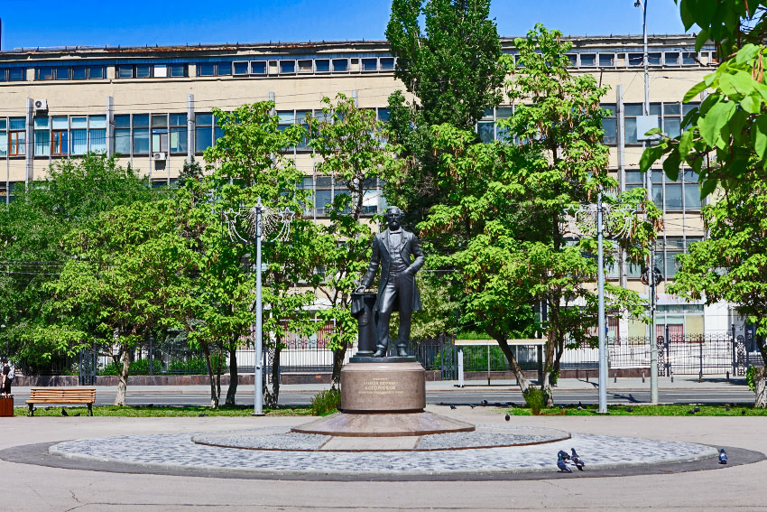 Памятник Алексею Боголюбову 