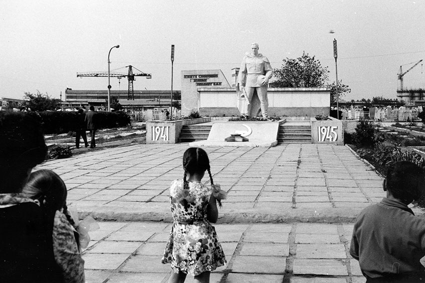 9 мая 1975 года установлен новый Монумент воинам на братской...