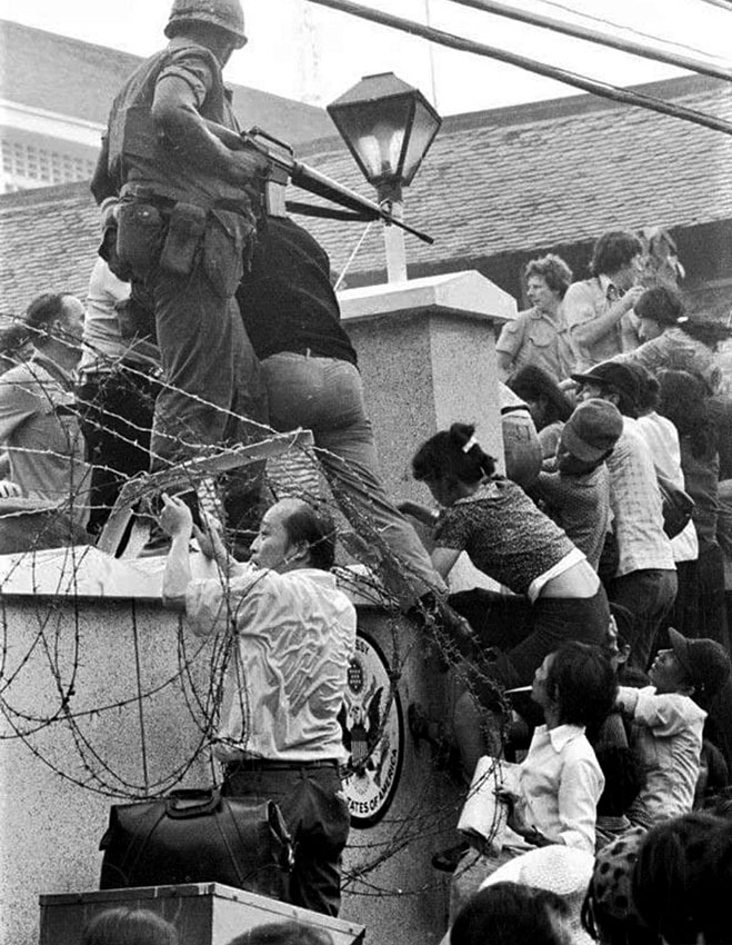 29 апреля 1975 год. Люди пытаются попасть в американское посольство...