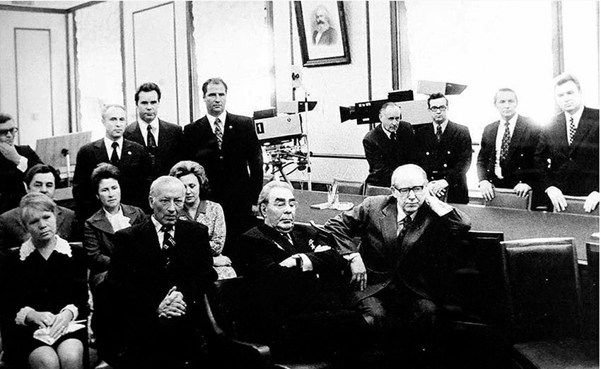 Москва, 1975  Брежнев и товарищи на просмотре новинок мирового...