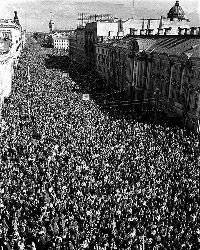 9 мая 1975 года.Ветераны войны идут по Невскому проспекту...