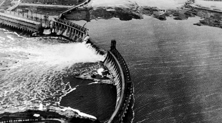 Прорыв дамбы Баньцяо 8 августа 1975, когда тайфун «Нина» вызвал...