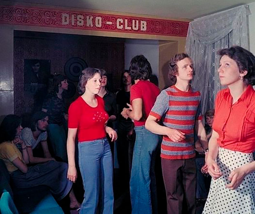 Танцы в дискоклубе на территории Восточной Германии, 1975...