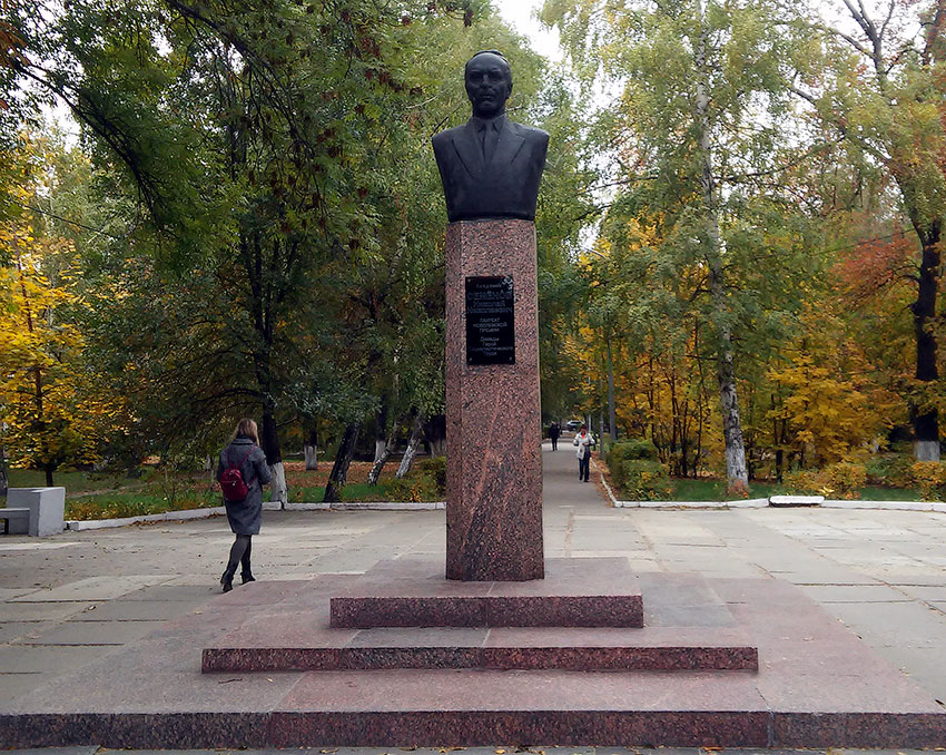 Бюст советского ученого Н. Н. Семёнова