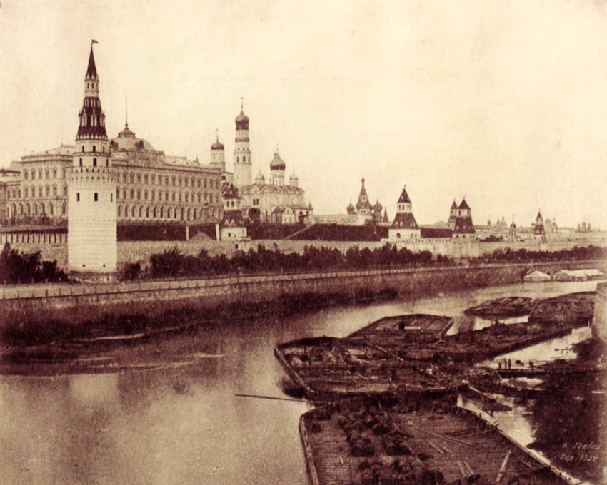 Южная сторона Кремля со старого моста, 1852 год.