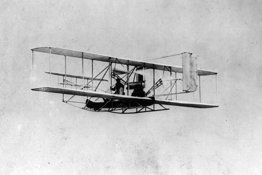 Уилбер Райт летит над гавани Нью Йорка 29 сентября 1909 года.