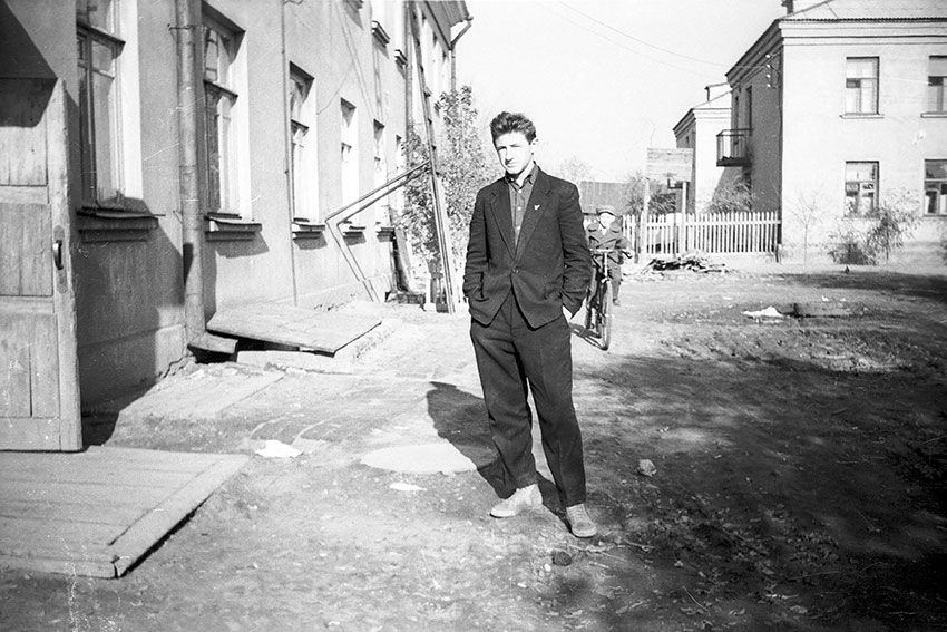Во дворе в города Энгельса, 1955 год.