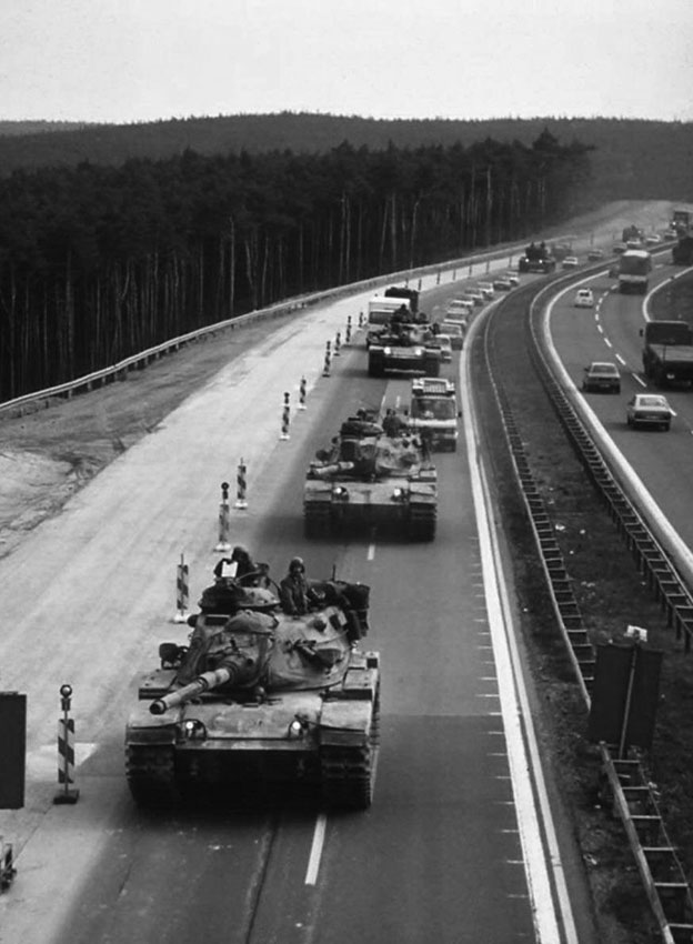 Американские танки на автобанах в Европе, во время холодной...