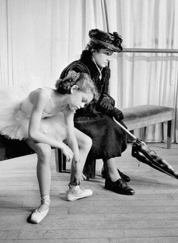 12-летняя Брижит Бapдо в балетном классе, 1946 год.