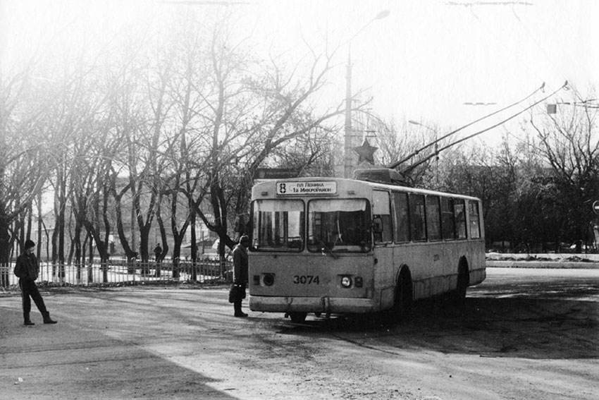 Первая троллейбусная линия соединила центр города с поселком...