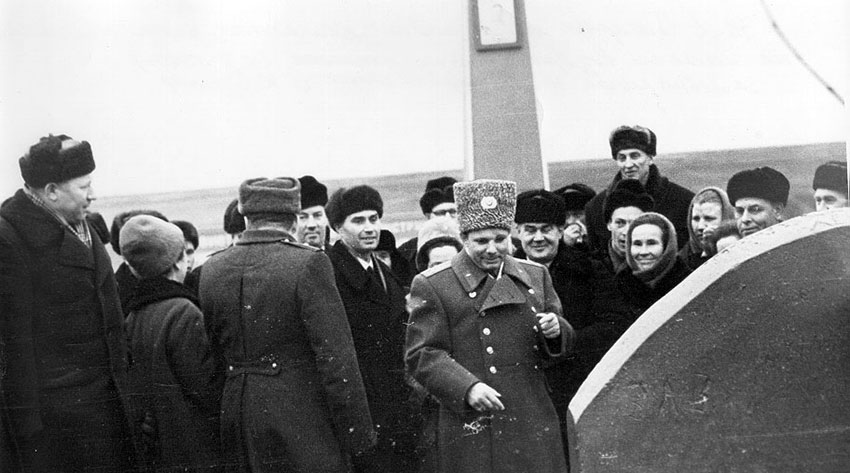 6 января первый космонавт планеты Ю. А. Гагарин с супругой...