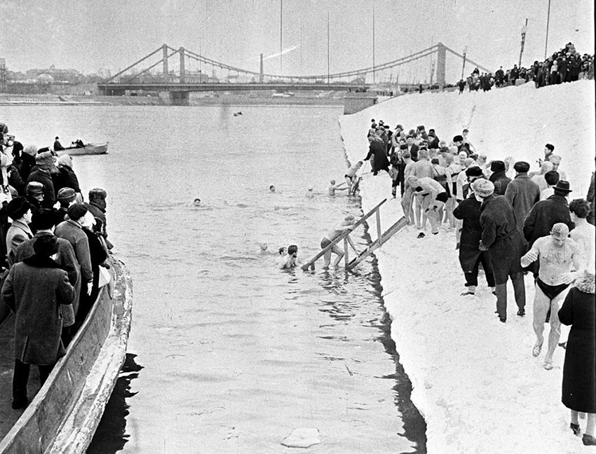 Московских моржей на фоне Крымского моста, 1965 год.