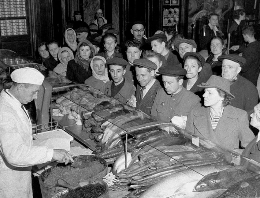 В декабре 1947 года карточки отменили!