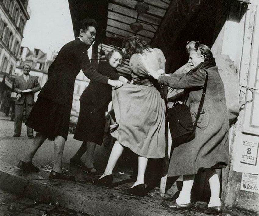Женщины срывают платье с модели. Париж, 1947 год.