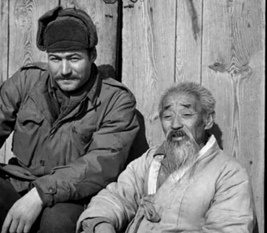 Турецкий солдат из контингента ООН с местным монахом. Корея,...