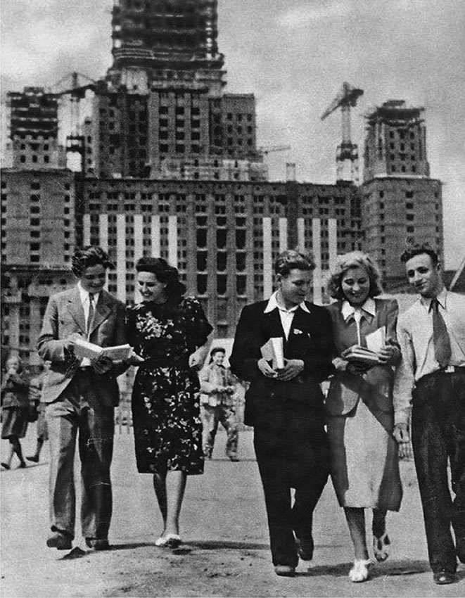Советская молодежь возле МГУ, 1951 год. Советская молодежь возле МГУ, 1951 год.