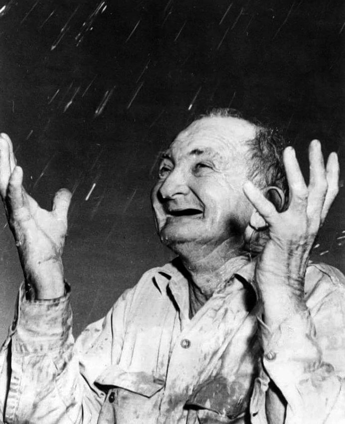 Житель Техаса США празднует окончание засухи, 1951 год. Житель Техаса США празднует окончание засухи, 1951 год.