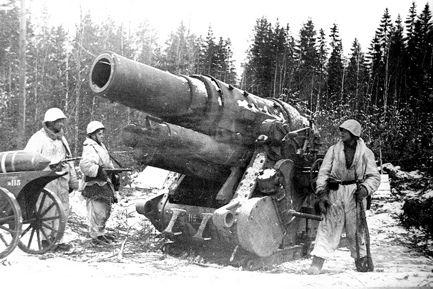 Захваченная советскими войсками 305-мм мортира M16 чешского...