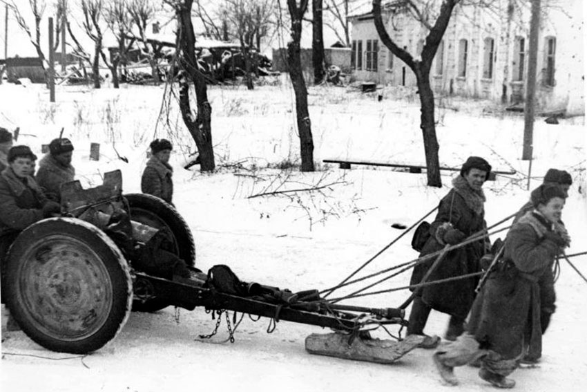 Советские артиллеристы тянут 76-мм полковую пушку обр. 1927...
