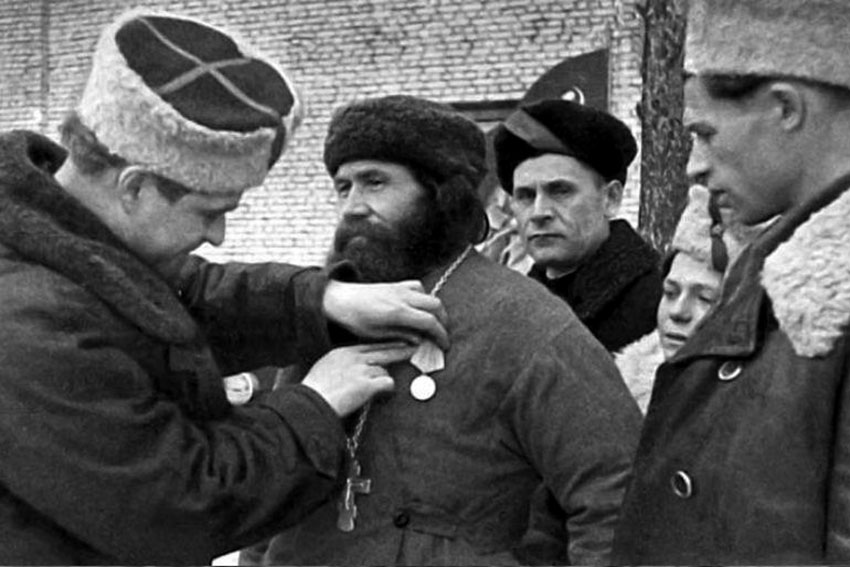 На фото командир 5-й Ленинградской партизанской бригады...