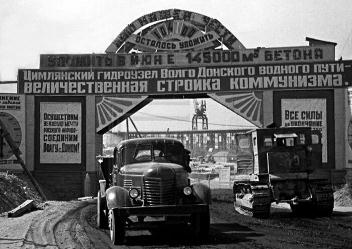 А это уже Ростовская область. Въезд на территорию строительства...
